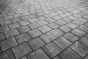 Dobry budowlaniec to skarb – układanie kostki Warszawa. Kostka brukowa betonowa