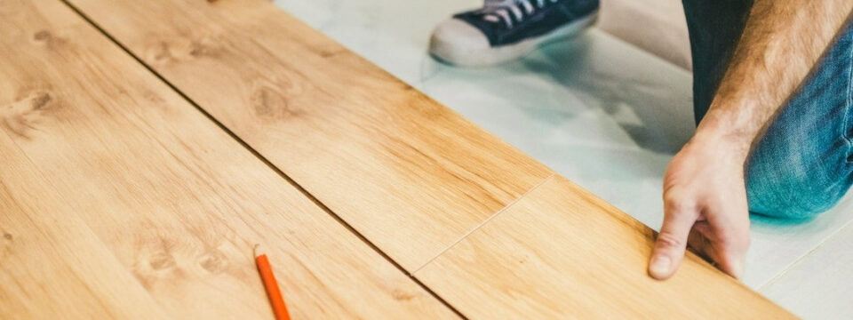 Jak wygląda układanie podłóg drewnianych? Przygotowanie i proces