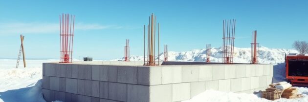 Czy i jak można wykonywać fundamenty zimą: zasady, ograniczenia i zabezpieczenia na budowie