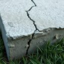 Rysy na fundamencie: kiedy są naturalne, a kiedy wymagają fachowej oceny i naprawy